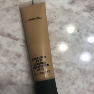 M•A•C Studio Sculpt Foundation 1.3 fl. oz. NC30